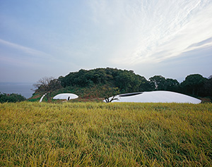 豊島美術館 写真：鈴木研一